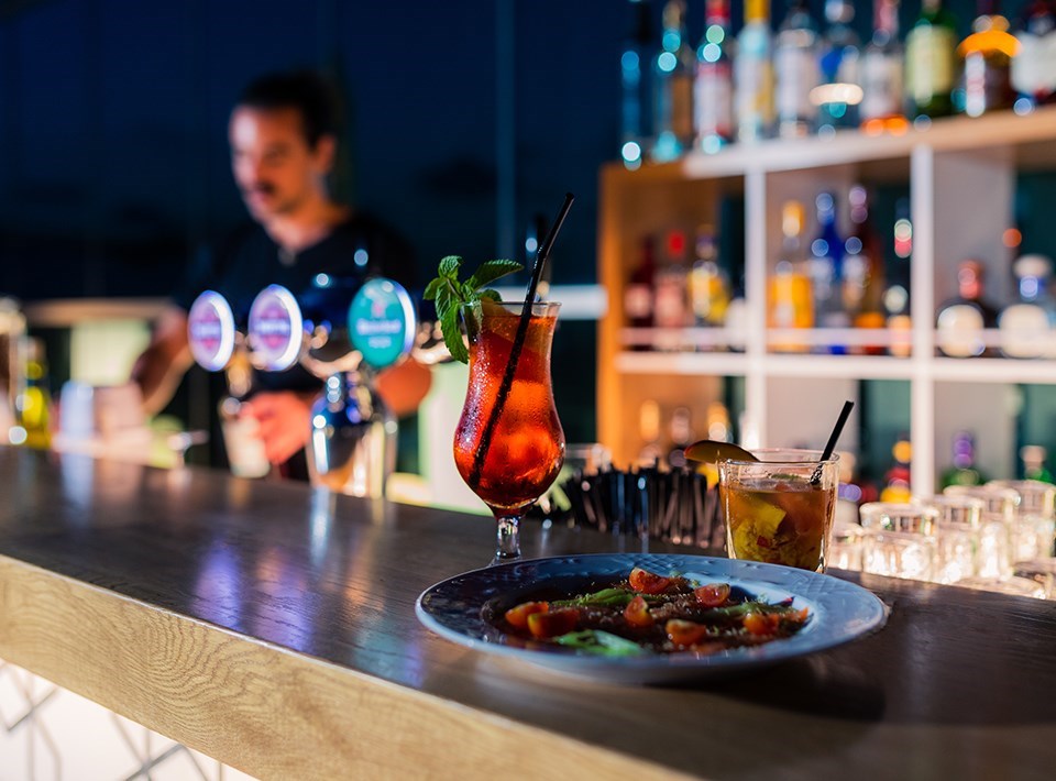 לאונג' בר | מלון פרימה מילניום 