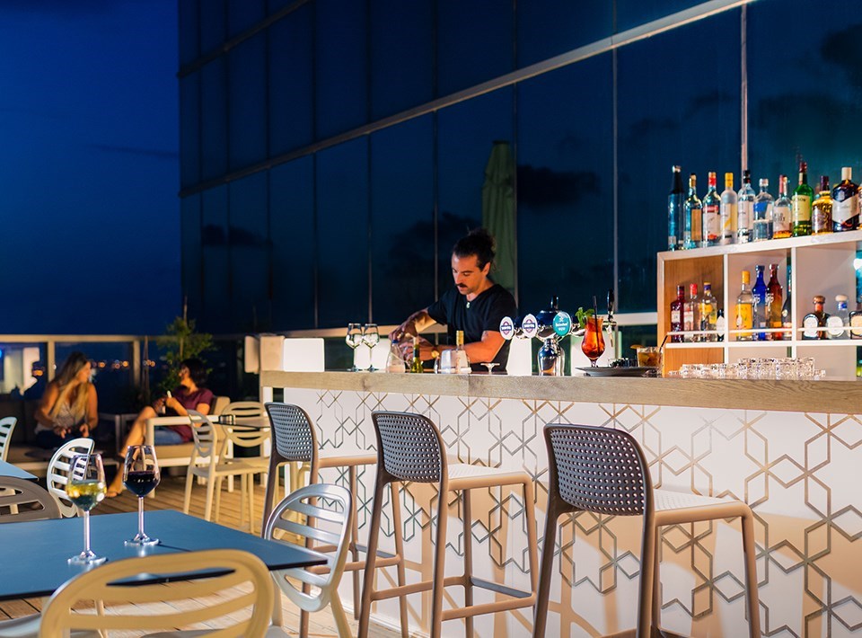 לאונג' בר | מלון פרימה מילניום 